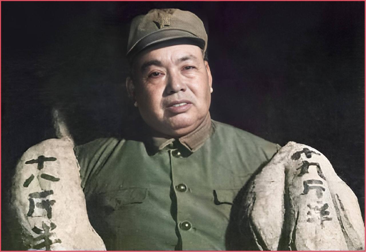 1952年，许世友将军回乡探亲。在接风宴上，他突然拔出手枪，死死顶住亲叔叔许存礼