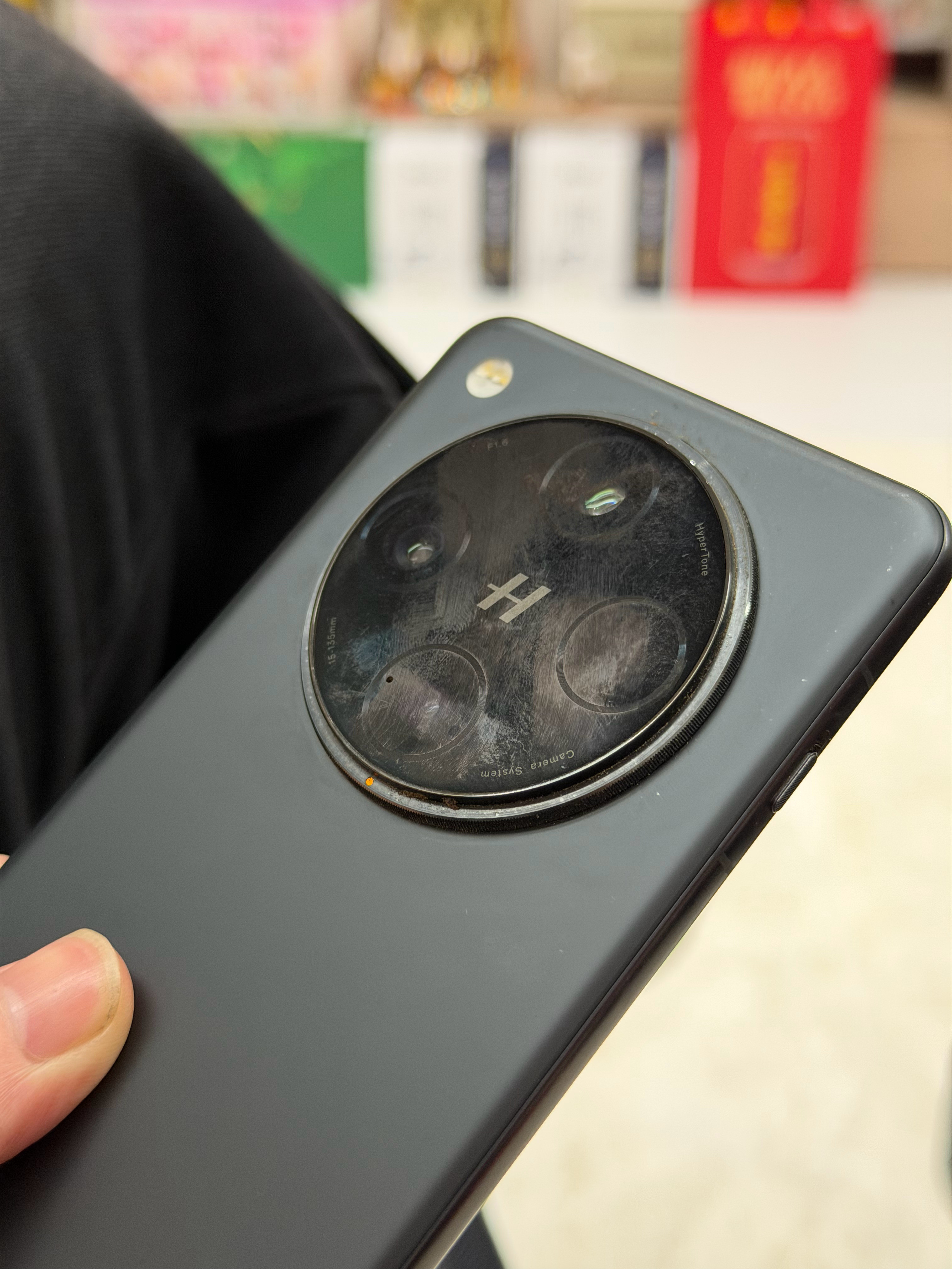 我爸用了一年的手机摄像头，我寻思他咋老给我拍图片灰蒙蒙的