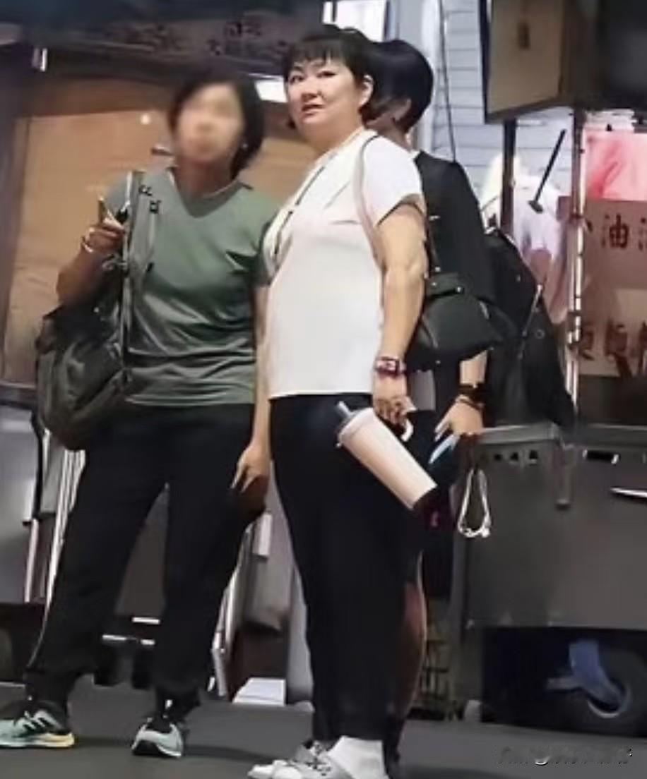 生活真能摧残人。当年的顶流女团S.H.E中的Selina任家萱最甜美，如今45岁