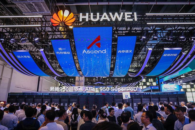 华为在2026年全联接大会上正式发布了昇腾960超节点，这是业界首个采用NPO（近封装光学）技术的超