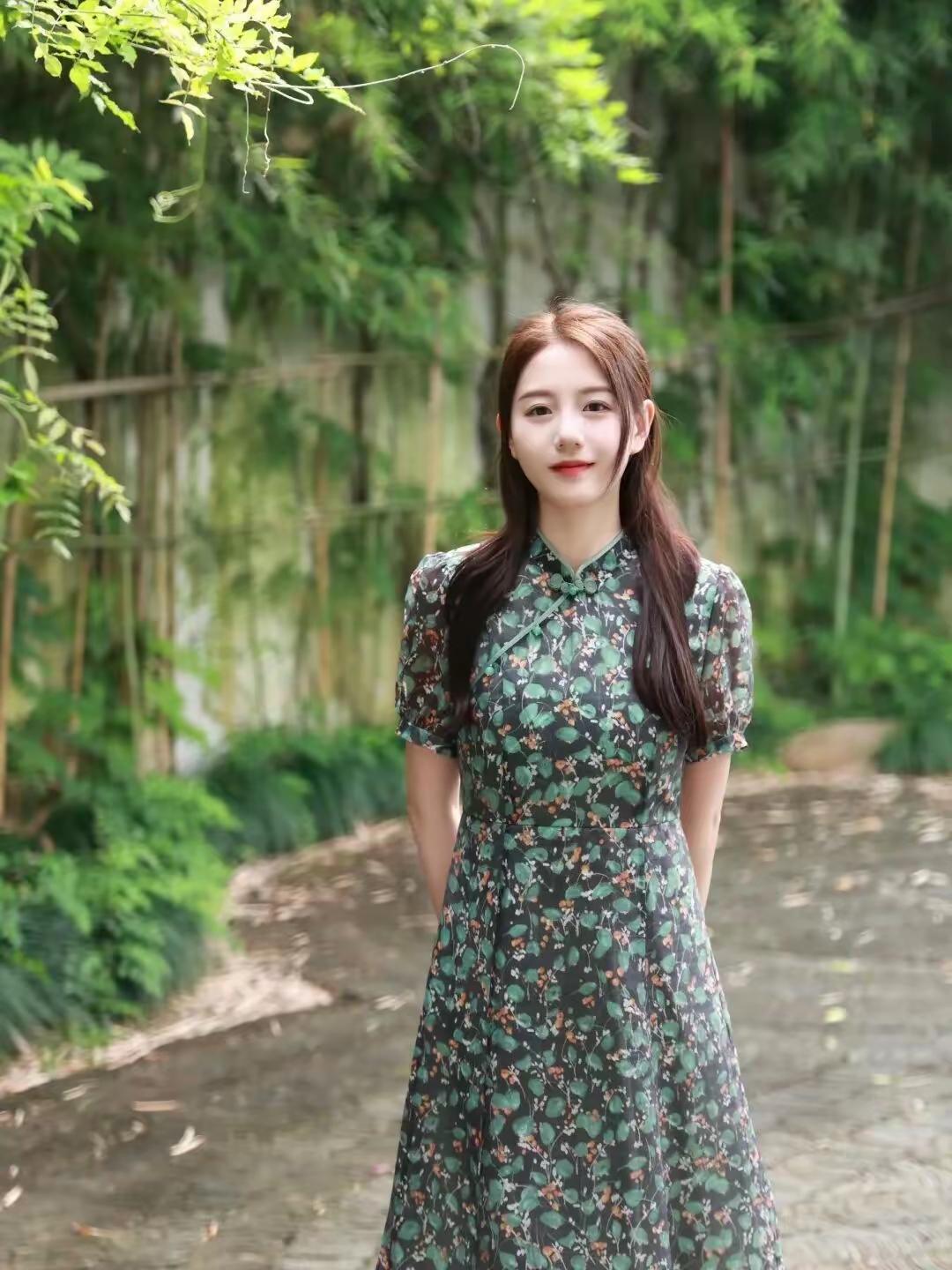 她穿着旗袍，把日子走成一首未完成的诗。