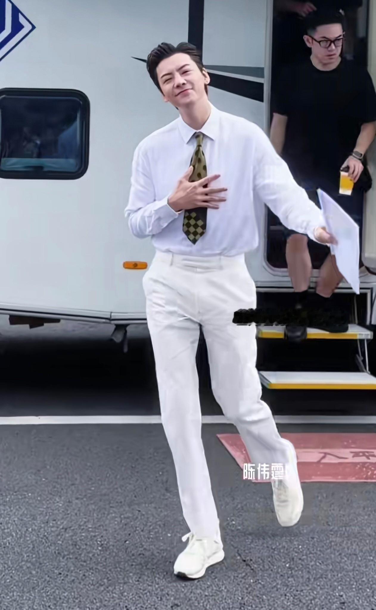 陈伟霆怎么会把一件白色衬衣穿的这么好看！