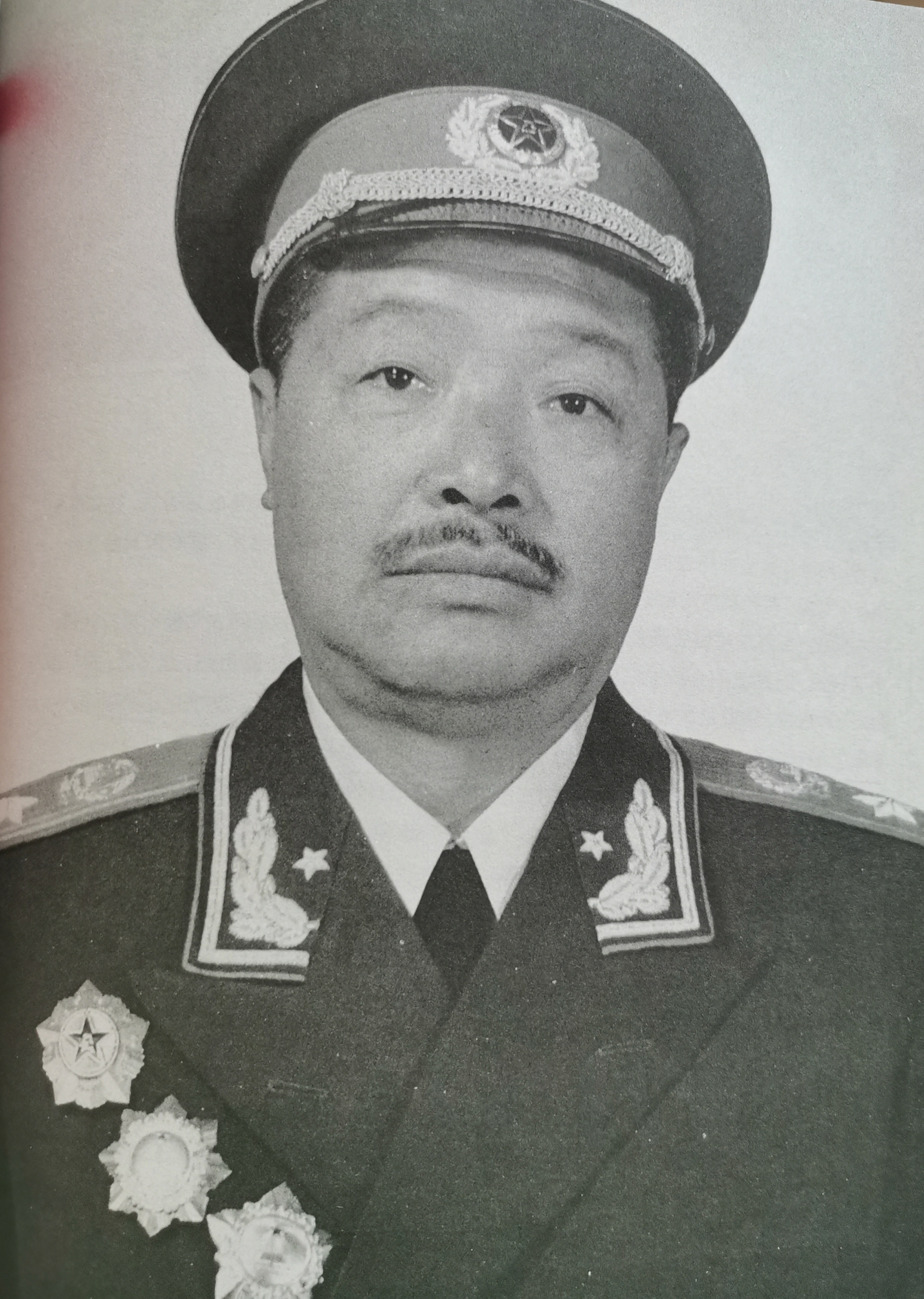 1953年10月，贺龙率领慰问团到朝鲜战场进行慰问，当到达第九兵团王必成部队视察