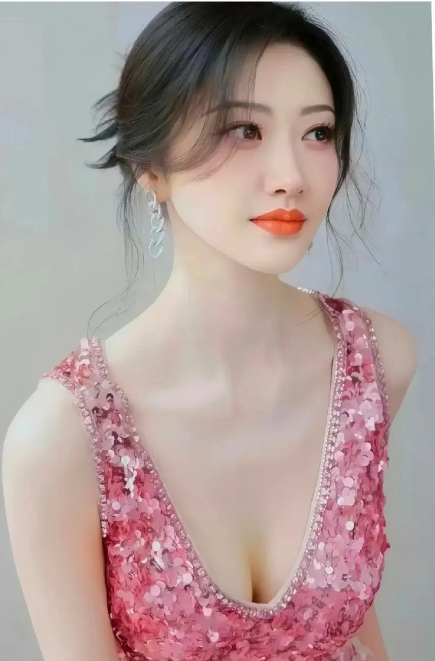 我有个追星的朋友，私下见过景甜，她说了句大实话，她说，景甜根本不是电视上看到的那样，差距太大了！现实
