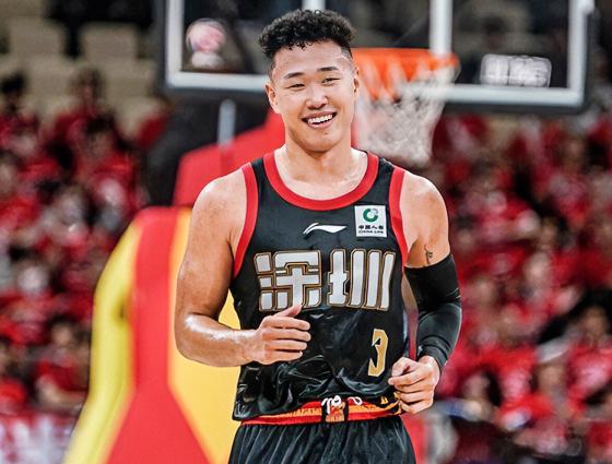 周鹏：小贺，我们都八连胜啦？看来我们是要把广东宏远当小弟做他们老大啊？？？贺希