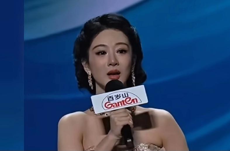 白玉兰颁奖典礼上，杨紫泪流满面获奖感言真诚满满——付出才有回报，这是规律，更是真