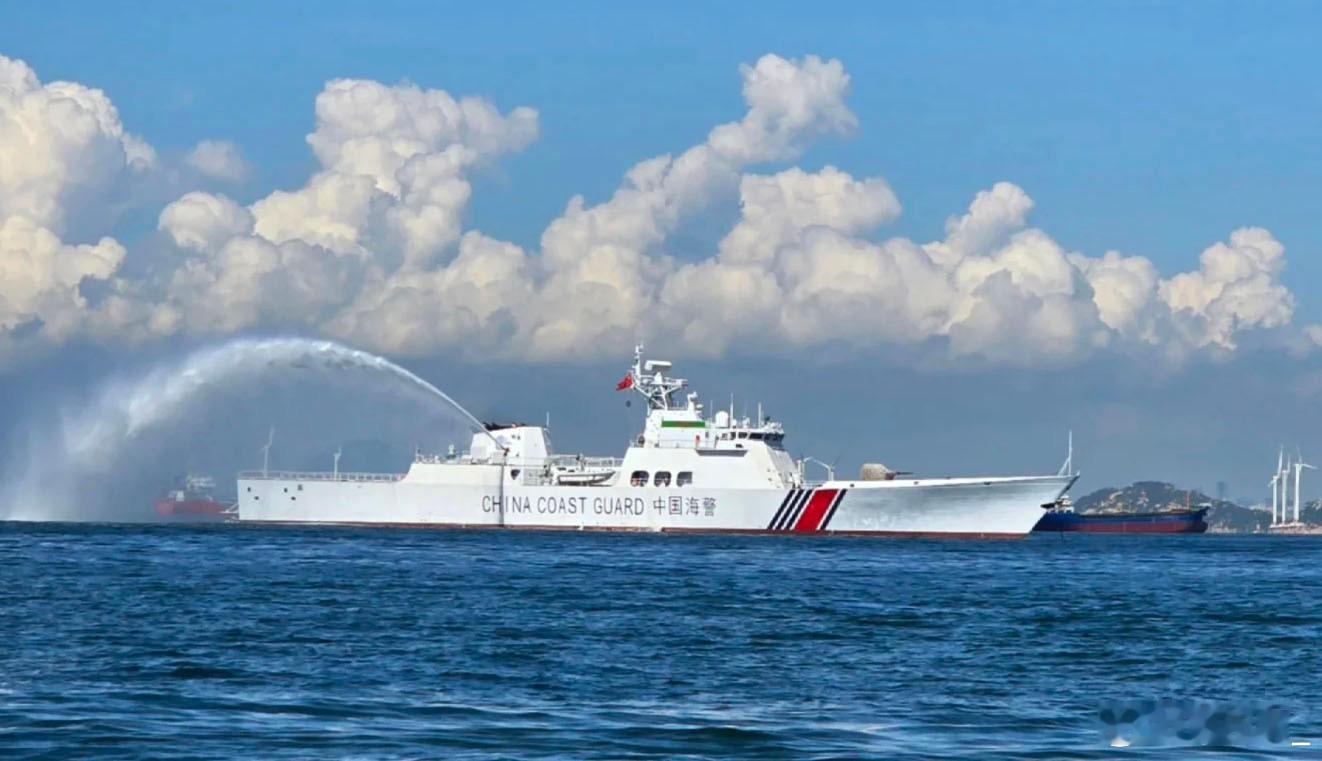 海警101型执法舰试射水炮,舷号又没了: