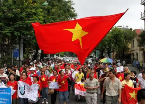 南越和北越现在的内部矛盾，极为尖锐，几乎不可调和。南越的想法就是，如果越南不统一