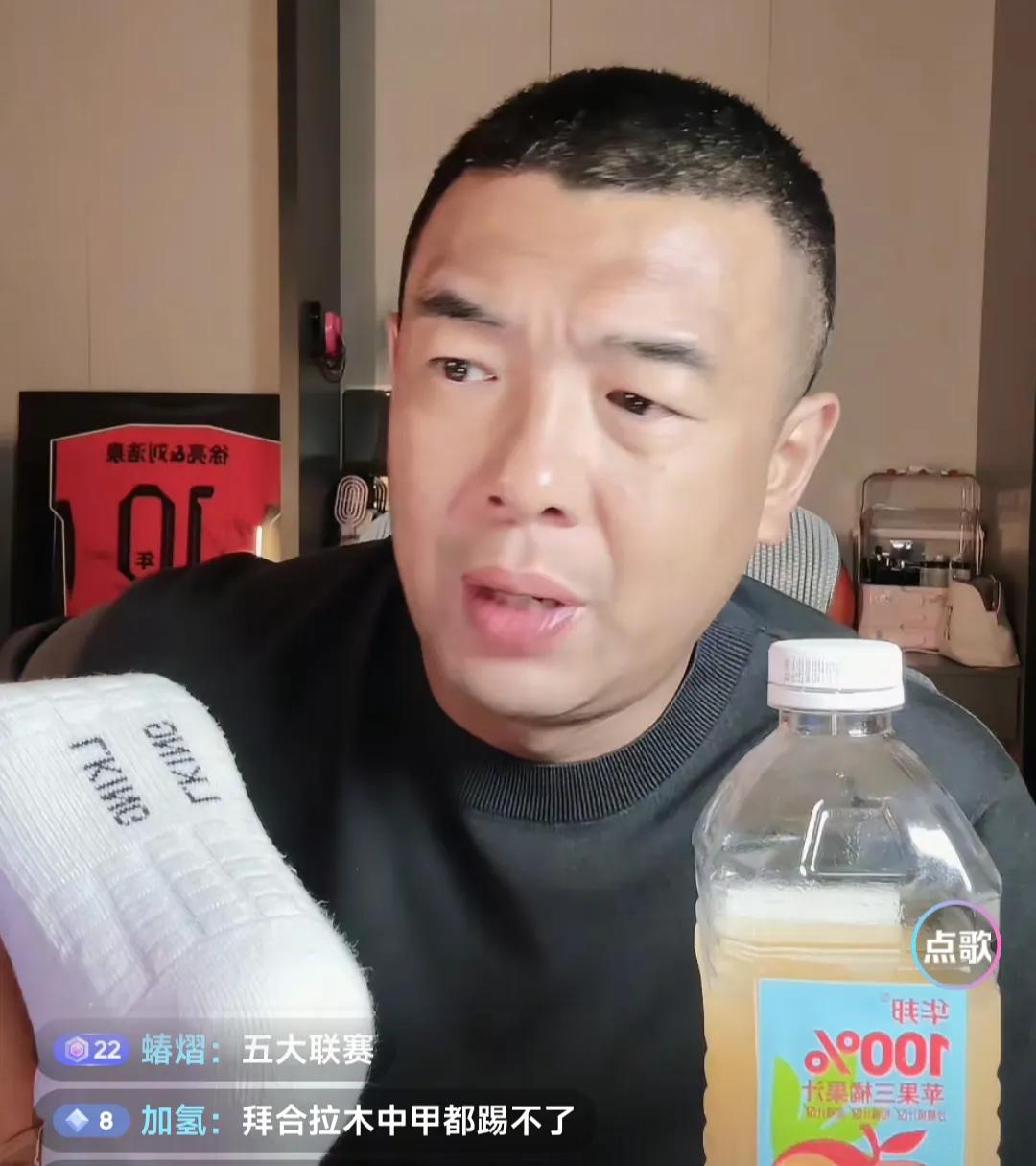 前国脚徐亮在直播间痛批了U22国足的表现。他表示，这支球队现在就是三无球队。没