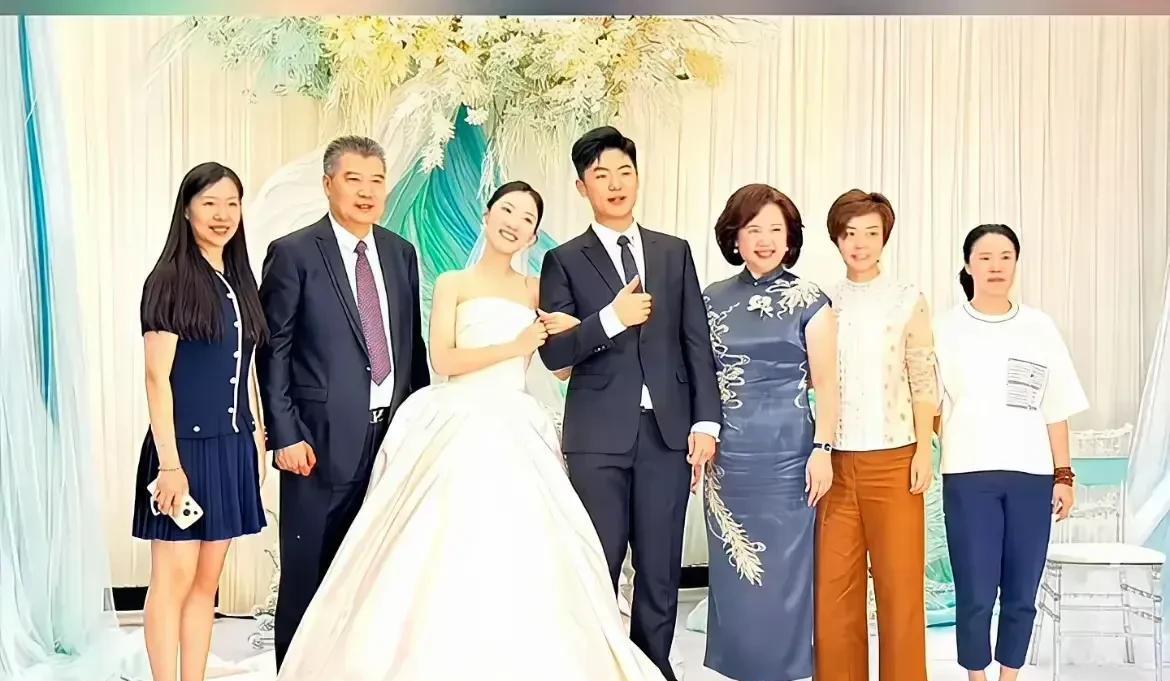 王楠，走哪都戴着千万翡翠手镯配钻戒！自从嫁给亿万富豪郭斌后，感觉她穿搭风格大不同