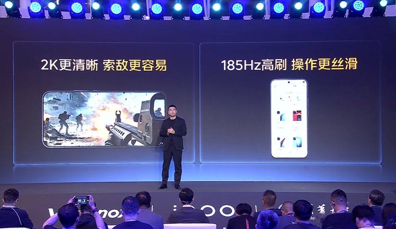 iQOONeo12在沟通会上，锋哥带来了三项首发，首发2K185Hz超冠