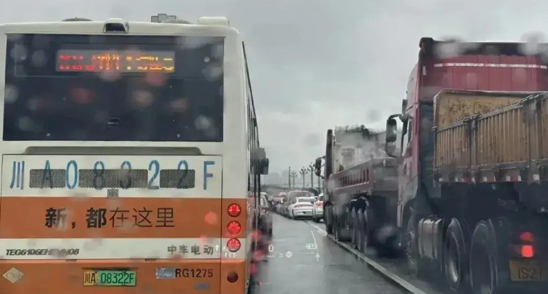 高速一旦免费就不再是高速了，后续维护也将成为一个大问题。成绵高速成为四川第一条