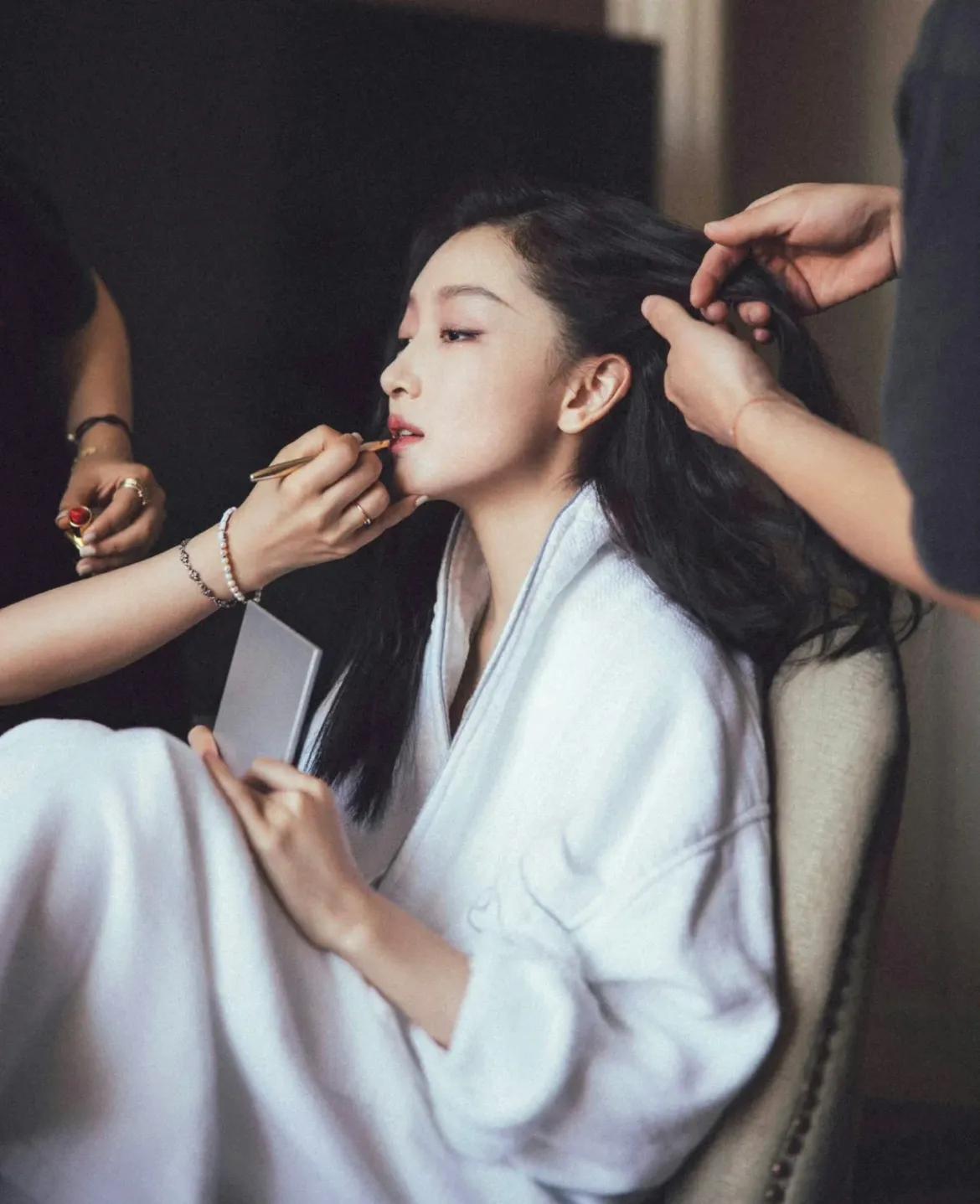 周冬雨现在真是越来越绝了，气场变强大了，也更凌厉了，果然食物链顶端是姐姐。