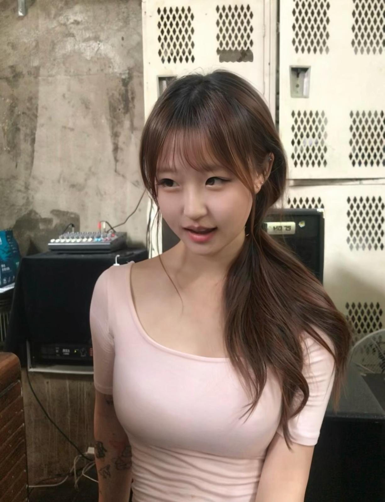 清纯小女孩在网吧打游戏呢。