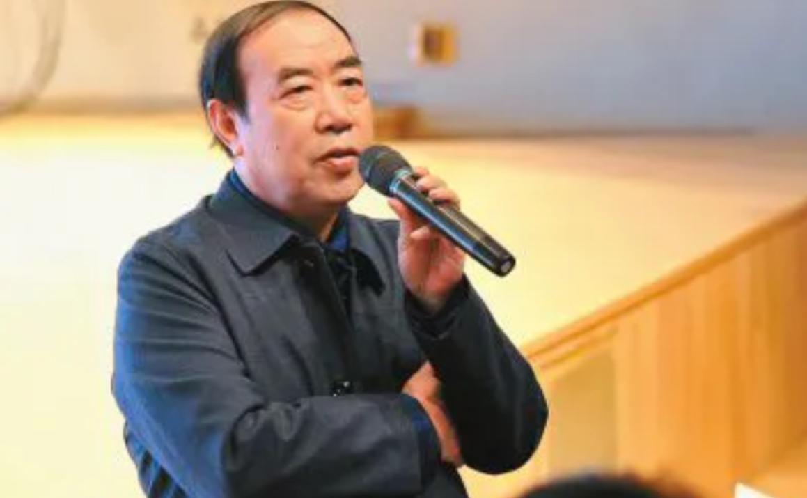 “流氓作家”贾平凹在复旦大学演讲，一位女学生质问他：“您好歹是个大作家，但除了写