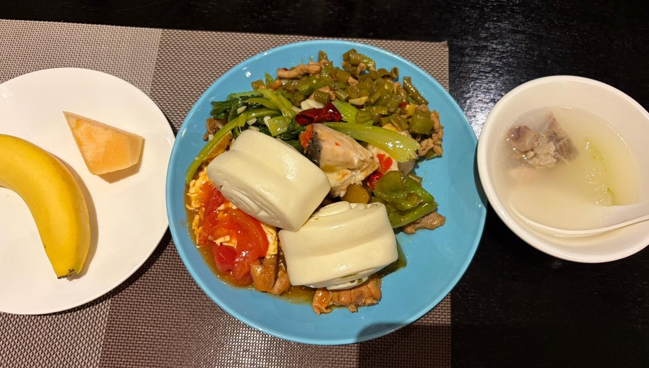 听了心里真不是滋味。同事李老师跟我闲聊，说暑假回娘家住了一个月，临走时她妈和