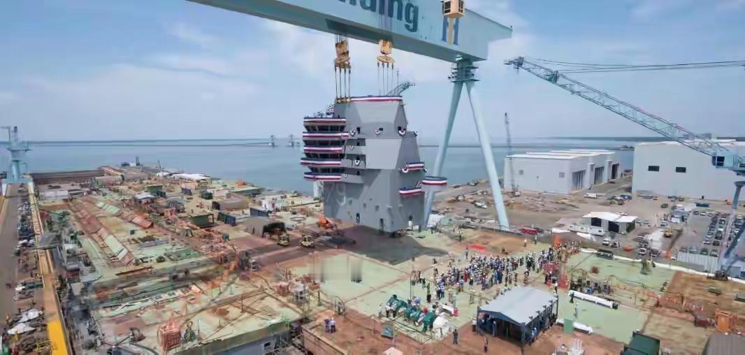 中国10万吨核航母曝光？日本智库：亚洲第一超级母港要来了大连造船厂船坞的卫星