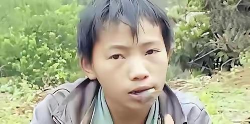 2006年，广西有个6岁娃，爹出意外走了，娘狠心丢下他和弟弟跑了。这孩子命硬，硬