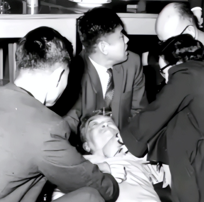 1962年，一代文豪胡适竟被人用一句话给“活活气死”！当时胡适正在一场酒会中致辞