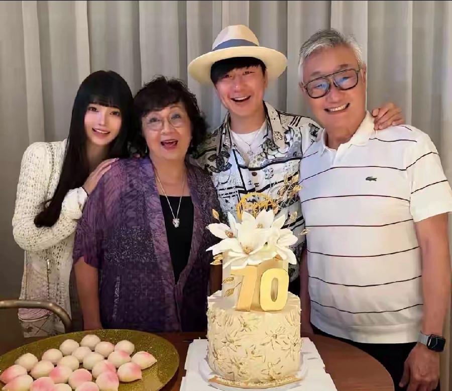 林俊杰官宣恋情，带24岁女友网红七七回家，为母亲庆祝生日，一家四人幸福合影，按照