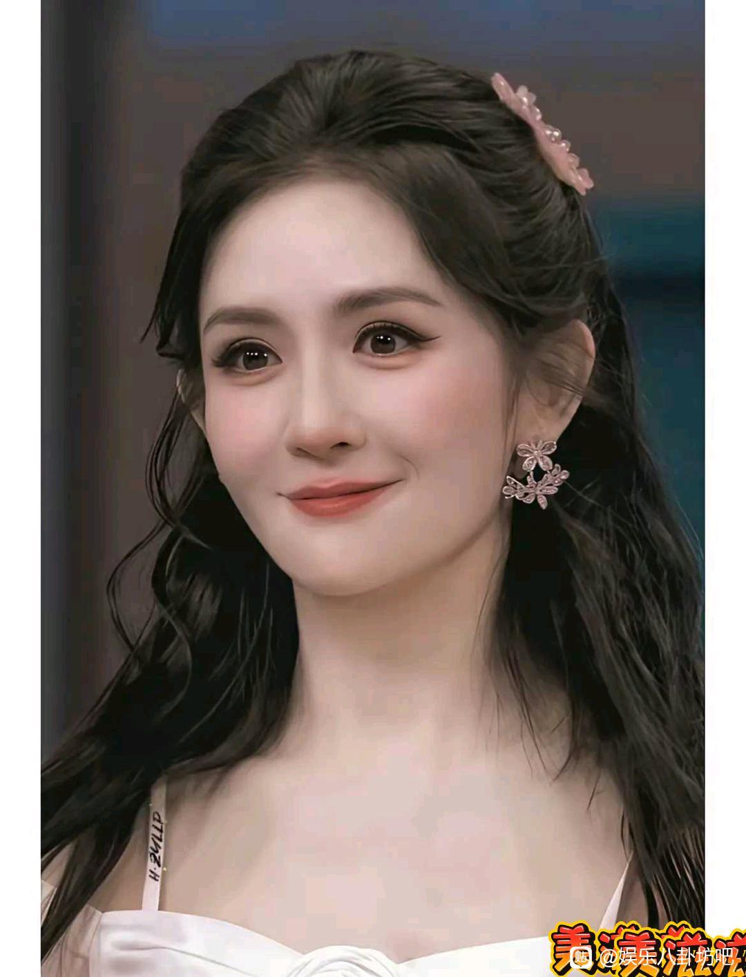 谢娜这个人最大的缺点不是太疯癫，而是她真的看不穿，人民日报都站出来了。她还在唱火