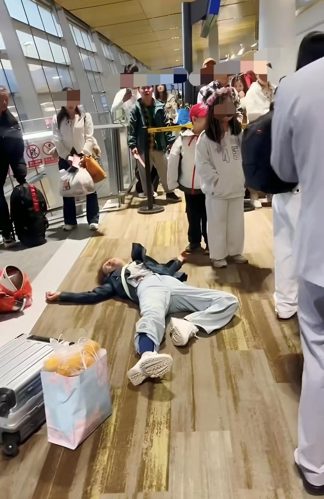 昆明机场大闹候机厅的一家5口，最惨的是两个孩子。全程惊恐地看着长辈撒泼耍赖