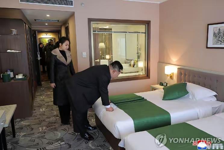 金元帅带着女儿视察新开业的两个酒店，金正恩摸着酒店里的设施很满意，他赞扬酒店建设