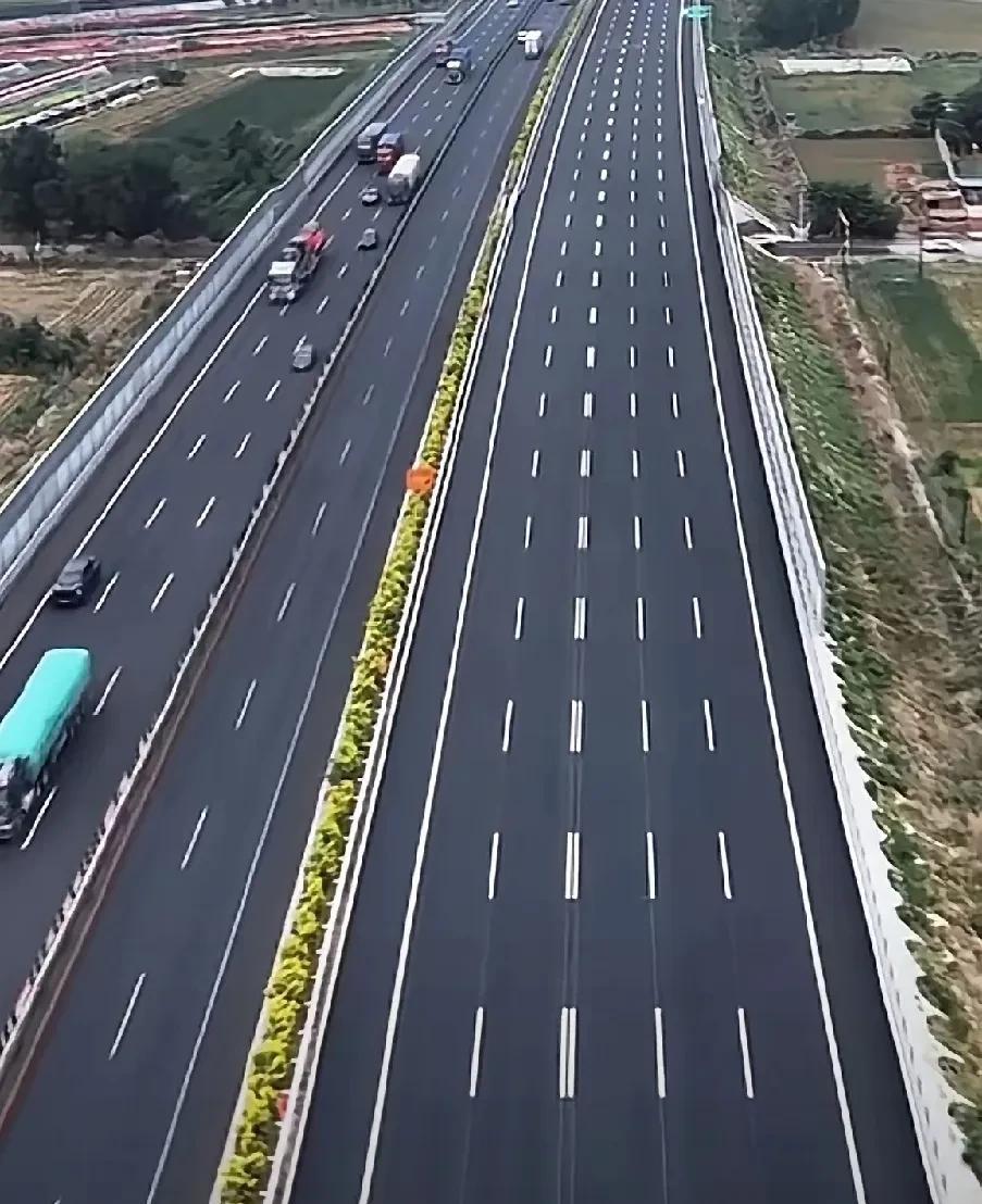 中国最长距离双向14车道高速公路将在东北建成！国庆节前投入使用，结束限速80历史