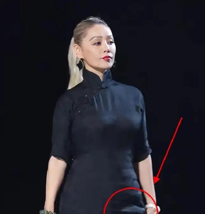 你以为她是翻车了？其实，宁静那条黑旗袍，恰恰暴露了一个真相。越贵的衣服，越