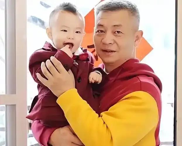 52岁的李大双为1岁儿子庆生，场面尽显宠溺。他封6瓶茅台，寓意深远，或许是想为儿