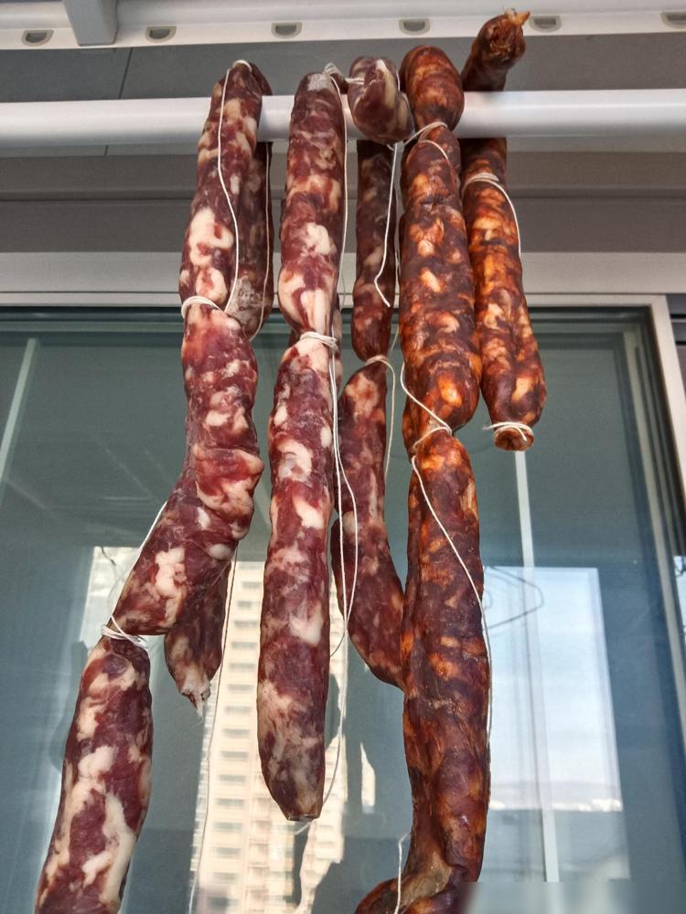 气死了！跟婆婆吵了一架。花500块做的腊肠晾在阳台，我一次没吃，今天想着蒸两根尝