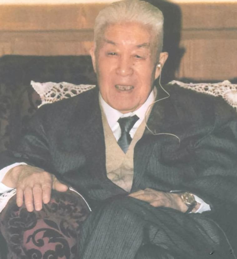 1954年，毛主席在家中设宴，郑洞国受邀赴席，一顿饭吃下来，他感慨：这下总算明白