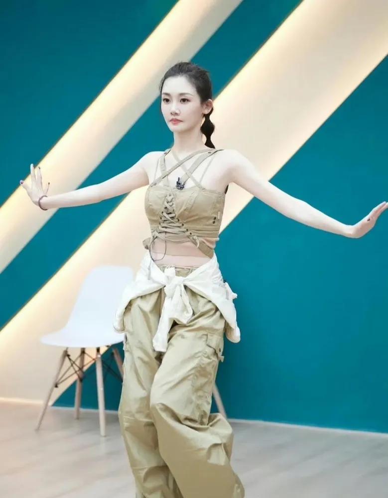 别信什么“37岁像女大学生”，那都是钱砸出来的。就说苗苗生完二胎那阵仗，郑