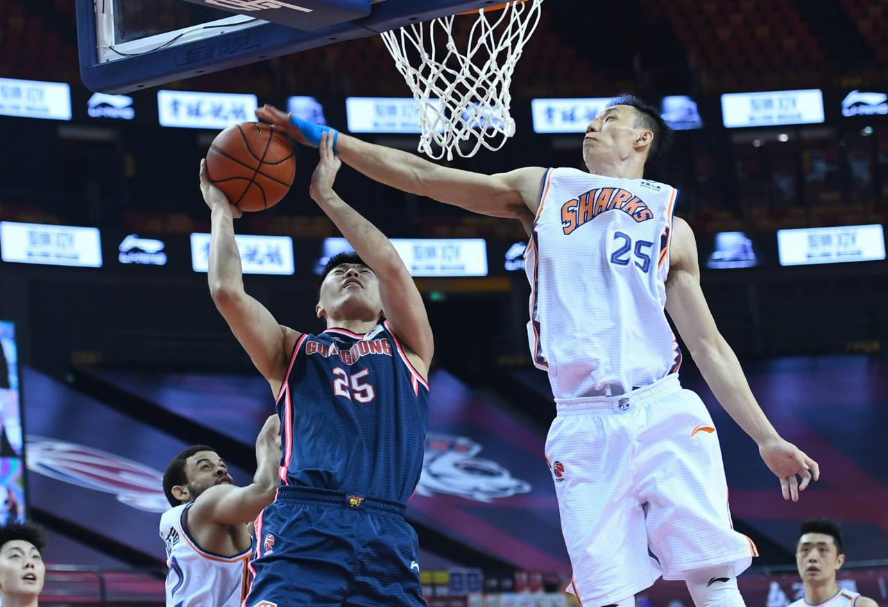 成功化身为广东队新一代的王者！这名王者不是别人，正是饱受争议的锋线球员张皓嘉。就