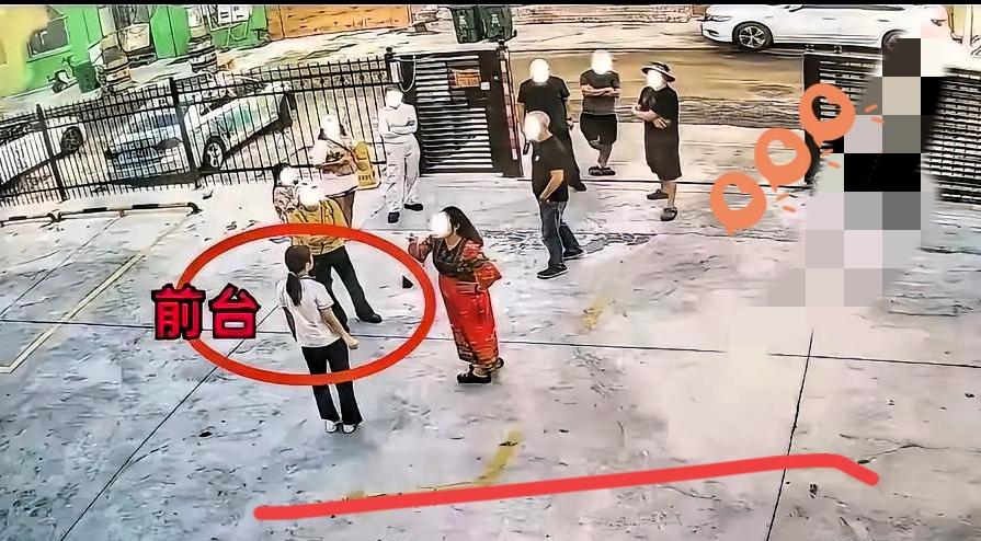 我知道为什么酒店会退王先生他们钱了。看酒店放出的监控里，白衣服的女孩是酒店的前台