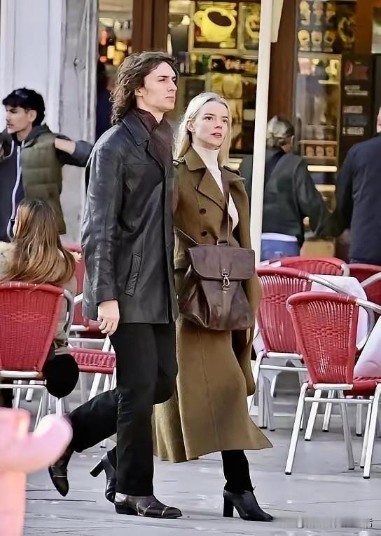 安雅·泰勒-乔伊与马尔科姆·麦克雷看起来真般配。他们的的恋爱故事始于2021年