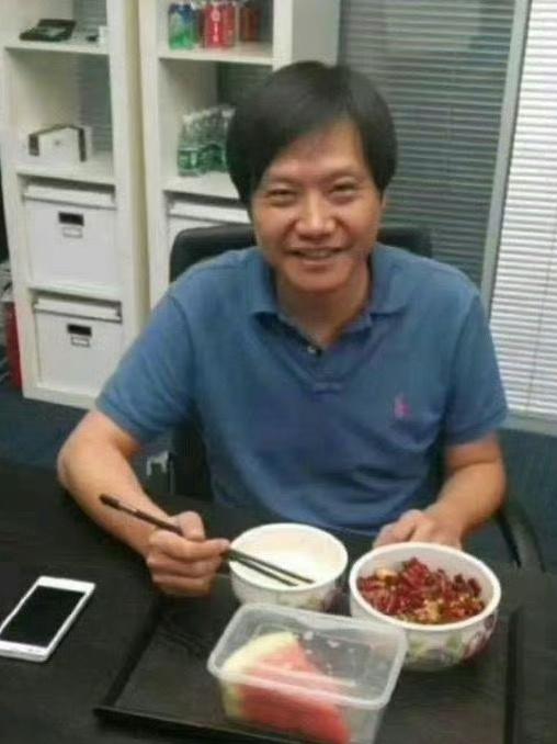 雷军吃盒饭的样子，我看了三遍。谁能想到，这个身家千亿的人，午餐居然是一碗米饭