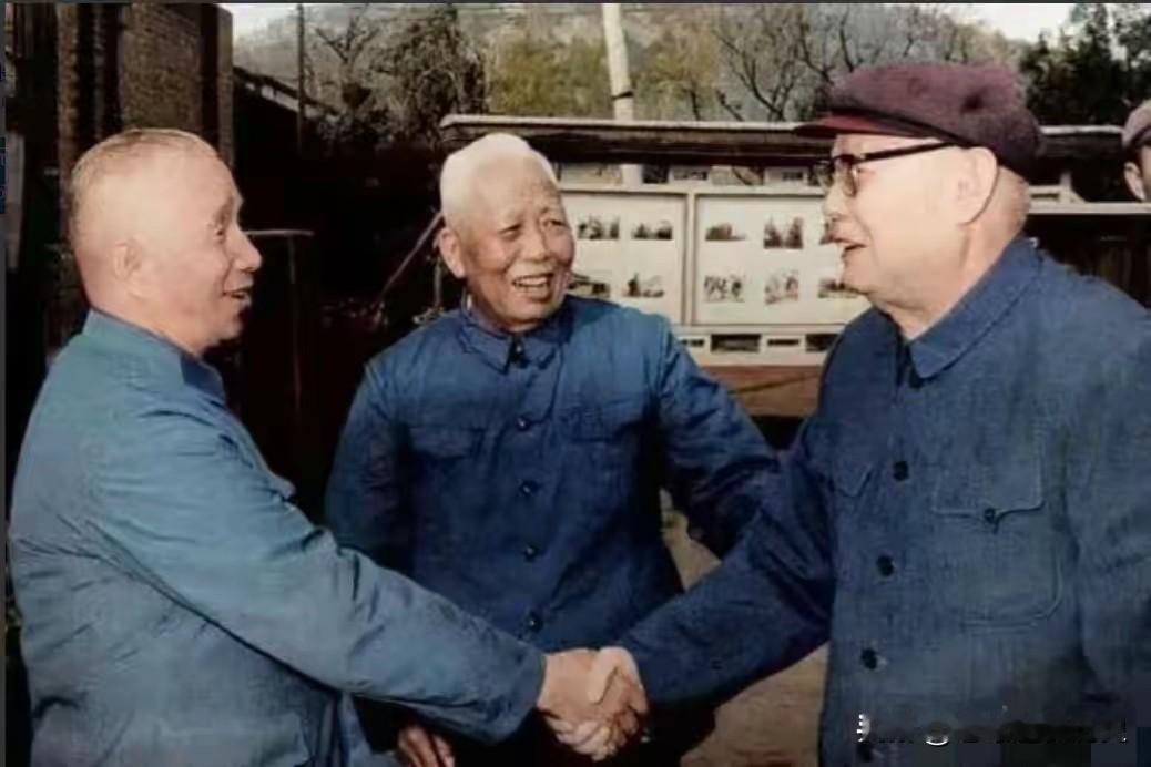 这张珍贵合影定格了叶剑英元帅与粟裕大将亲切握手的瞬间，身旁相伴的宋将军笑意融融，