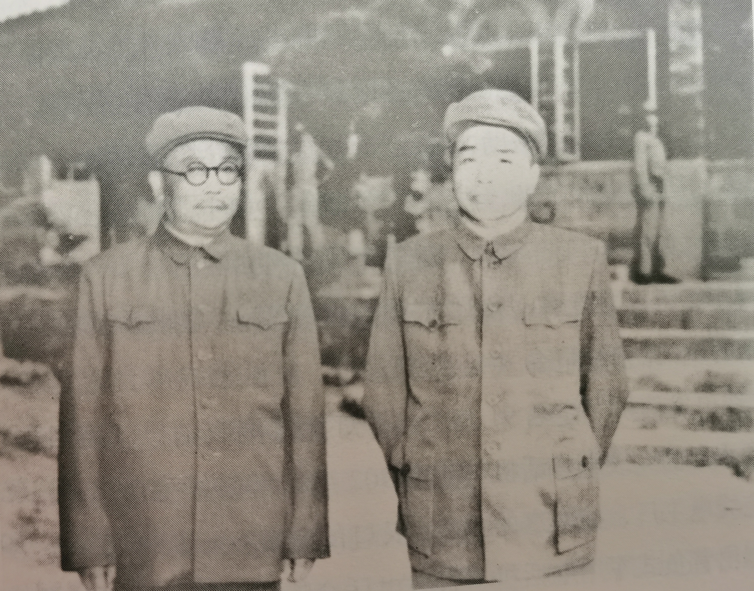 庐山会议之后，有一天，开国上将李克农在院子里散步，儿子陪着他，并没有其他人。李克