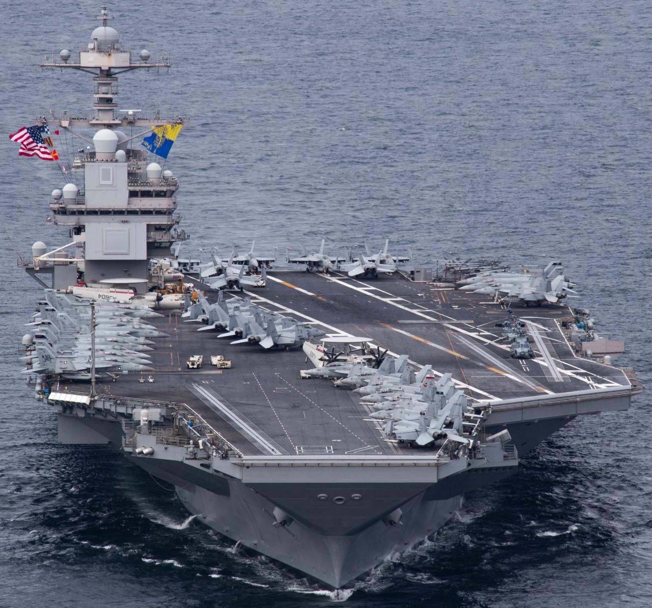 布什号航母又来了！三足鼎立之势，这场面够震撼。但细一想，也没啥。福特号要么堵