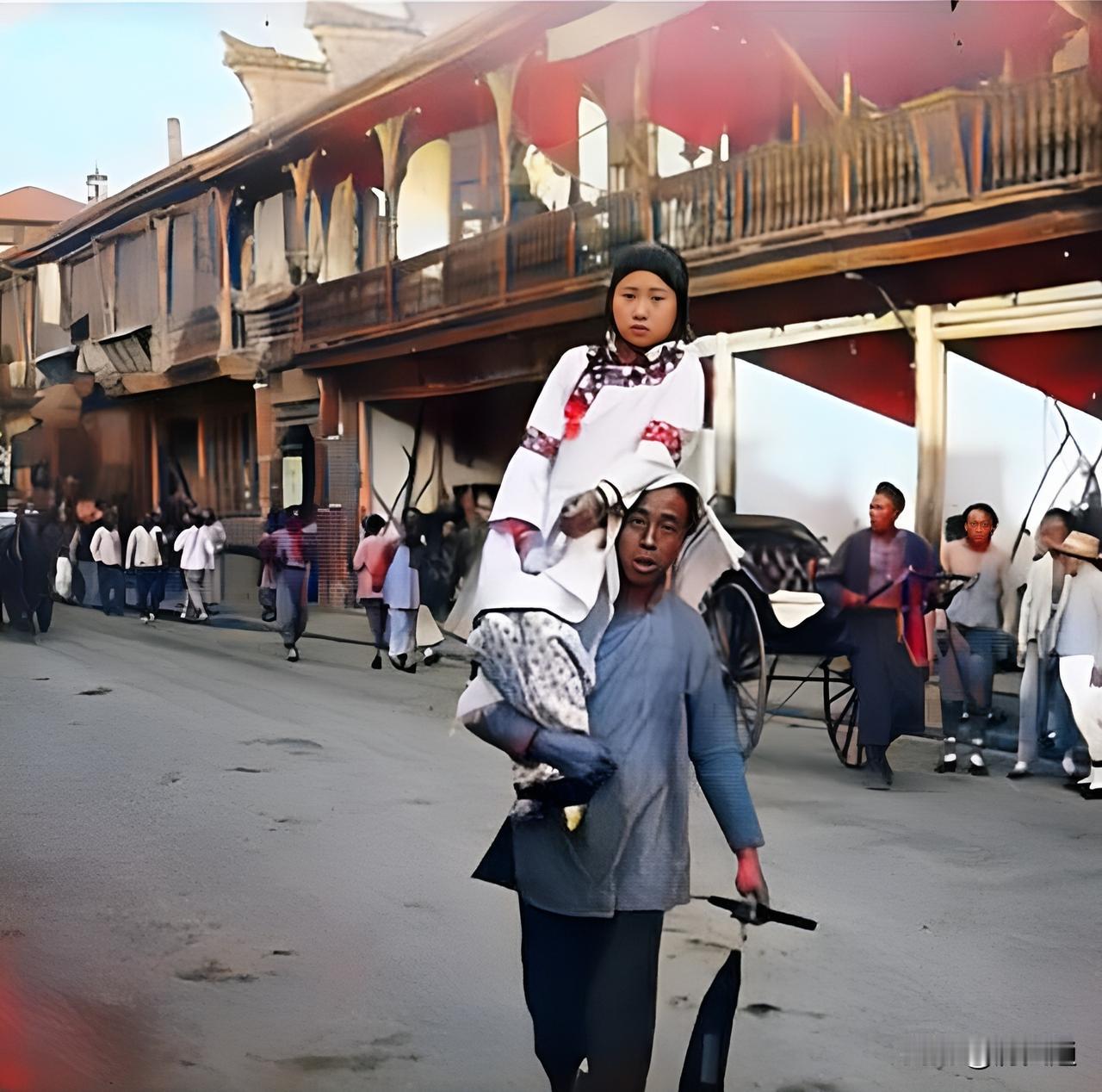 晚清，一名青楼龟奴扛着一名青楼女子走在大街上，准备去陪客。龟奴一手抱着青楼女子的
