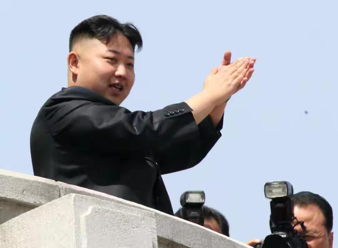 美国为啥不敢动朝鲜？核武只是开胃菜，这几张底牌才真让霸权怂了！美国在全球横