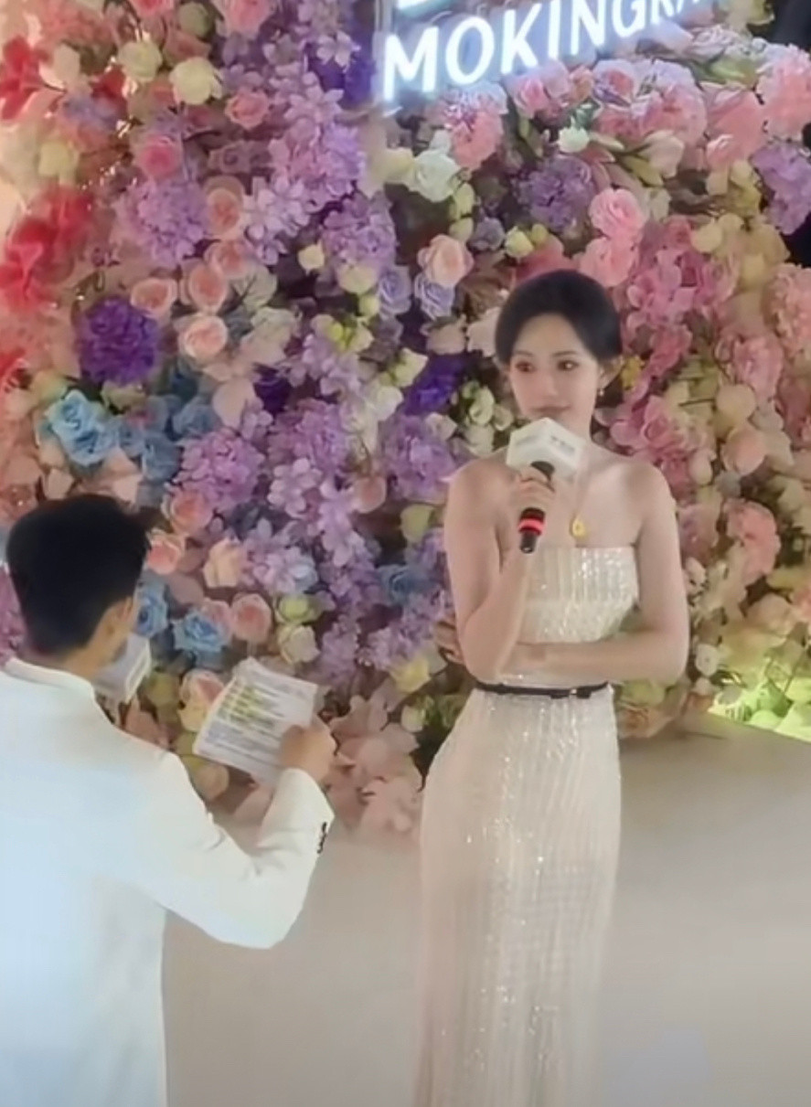 孟子义白色珍珠抹胸裙，好美的孟姐，好大的黄金项链