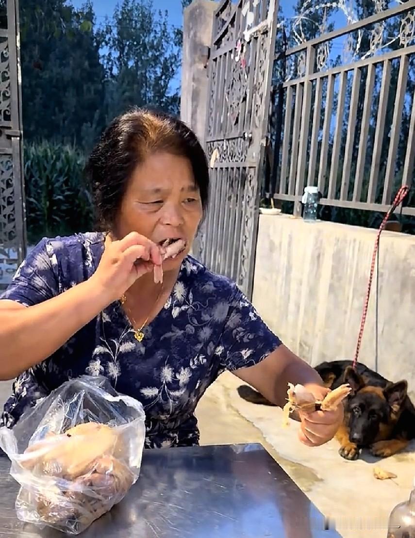 小故事！今晚老壳子兴冲冲，地来到李家这个小院，手里还拎着一只烧鸡，