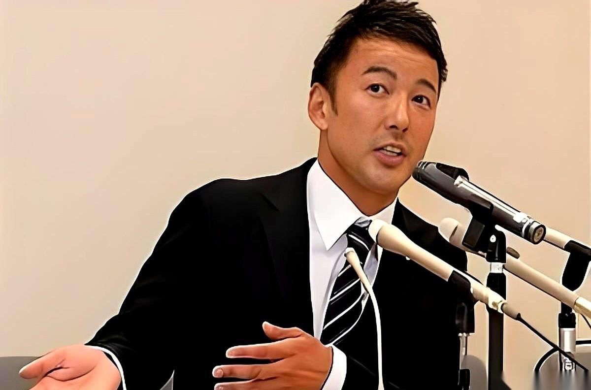 日本国会，一个叫山本太郎的在野党议员，干了件捅破天的事。他没说话，直接甩开一张