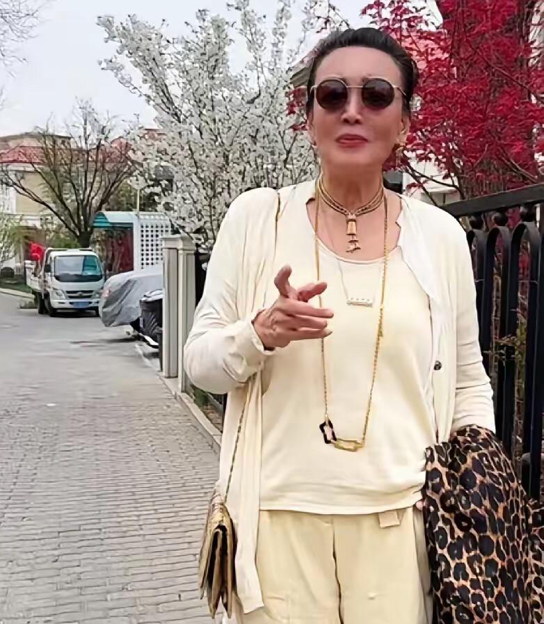 张兰说：我从来没有觉得我老，我觉得到今天一低头一抬头，我还没玩儿呢，我还没有ha