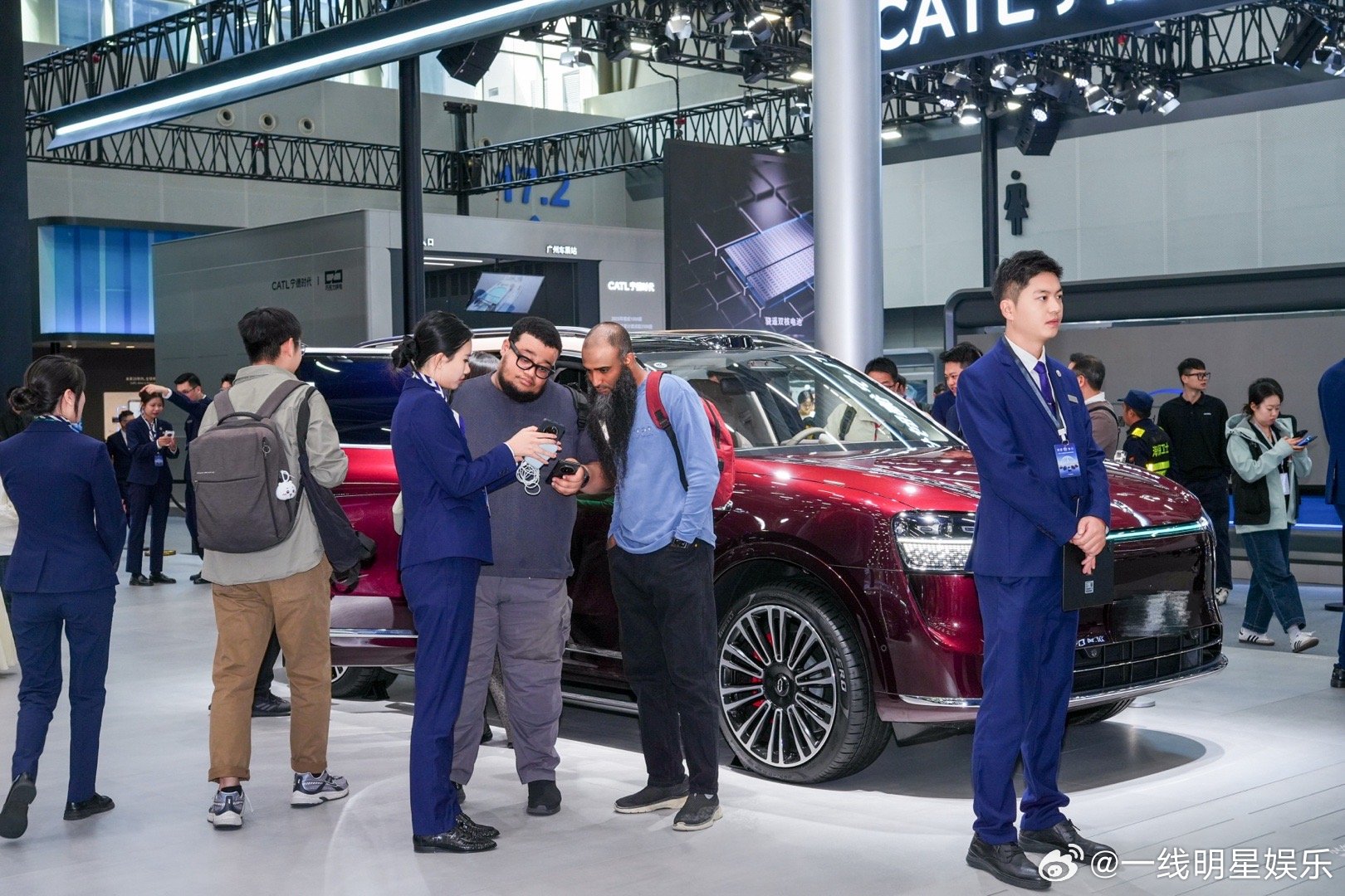 志愿者堪称行走的种草神器！英语溜得像母语，讲解车型亮点时又专业又接地气，拍中控秀