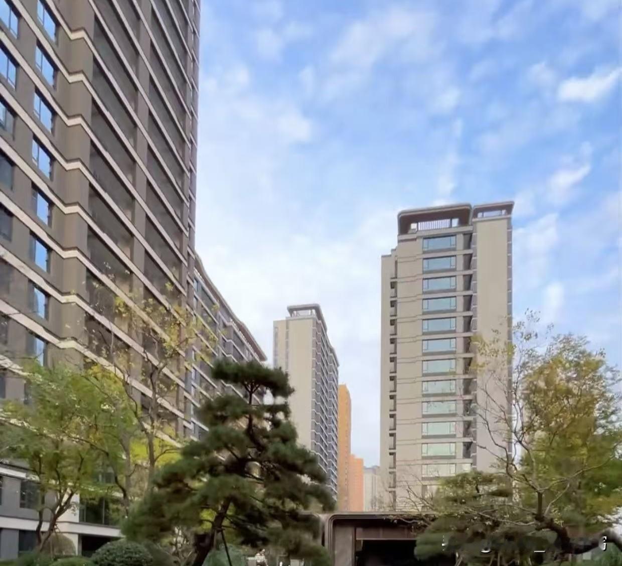 我的天，西安房价这是彻底“掀桌子”了！以前买房跟打仗似的，现在倒好，跟逛菜市