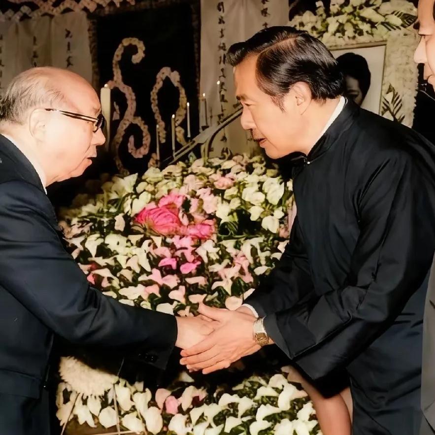 1983年李政道祭奠亡母，一张罕见的留影，镜头中的李政道穿着丧服，表情非常严肃，