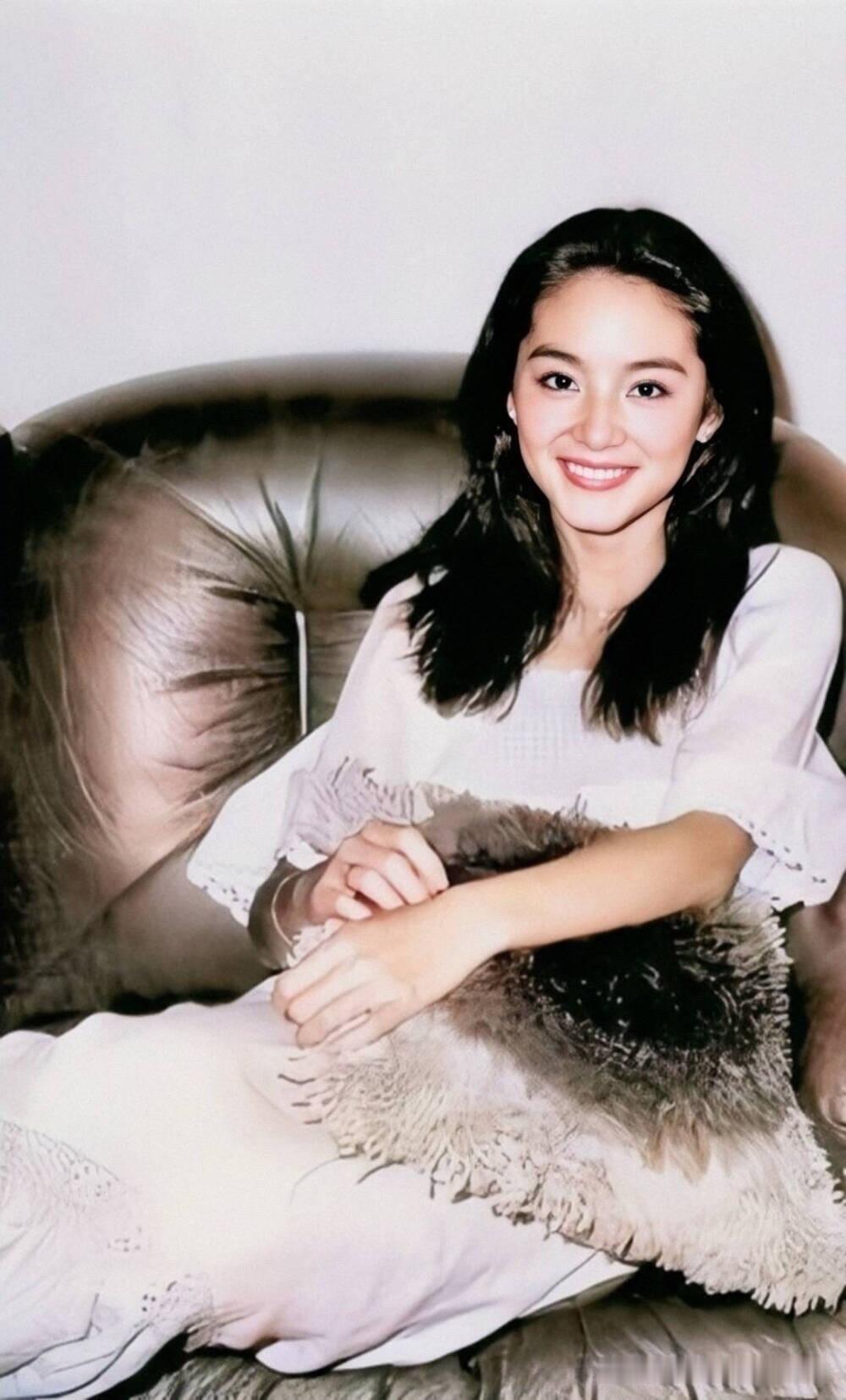 怎么很多人都说年轻时的林青霞特别美，其实蒋勤勤才是真正的美，有一种高级感的美，比
